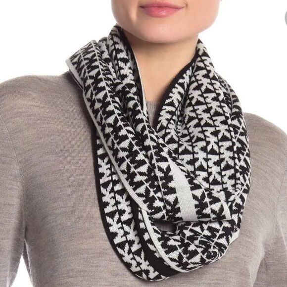 Michael Kors Logo Infinity Scarf - Picture 3 of 7